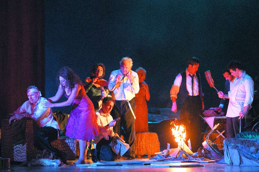 El drama surrealista de los invitados a un banquete, que no pueden abandonar el lugar por razones desconocidas, es acentuado por la partitura de Thomas Adès y por la puesta en escena de Tom Cairns. / Cortesía