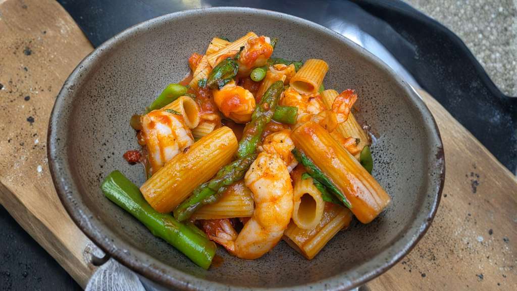 Rigatoni de langostinos y espárragos
