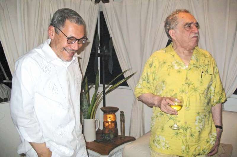 Viejos conocidos: Roberto Burgos Cantor y Gabriel García Márquez en Cartagena, durante un homenaje al primero por su obra. / Cortesía de Alberto Abello Vives