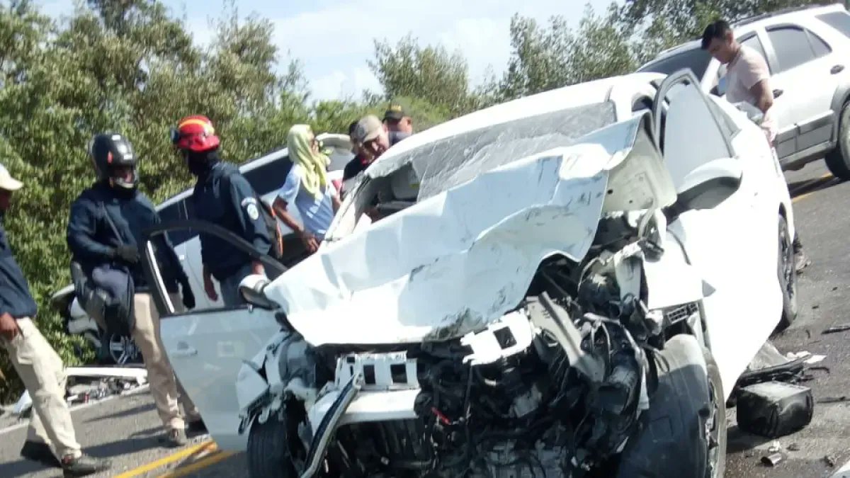Al parecer, uno de los vehículos involucrados habría tratado de adelantar a otro carro en la vía, pero colisionó.