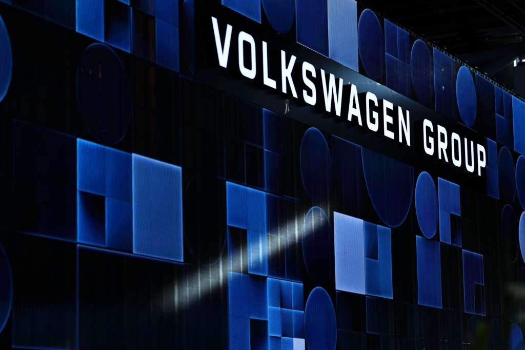MUNICH (Germany), 08/09/2025.- Visitors arrive at the Volkswagen Group press conference at the International Motor Show Germany IAA Mobility 2025 in Munich, Germany, 08 September 2025. The IAA Mobility 2025 takes place in Munich from 09 to 14 September 2025, featuring numerous world premieres, and a special focus on electric mobility and digitization. (Alemania) EFE/EPA/ANNA SZILAGYI