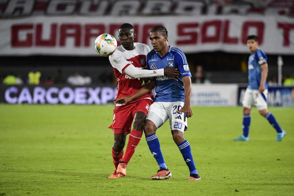 Jugador de Millonarios durante el compromiso ante Santa Fe en el Estadio El Campin de Bogotá