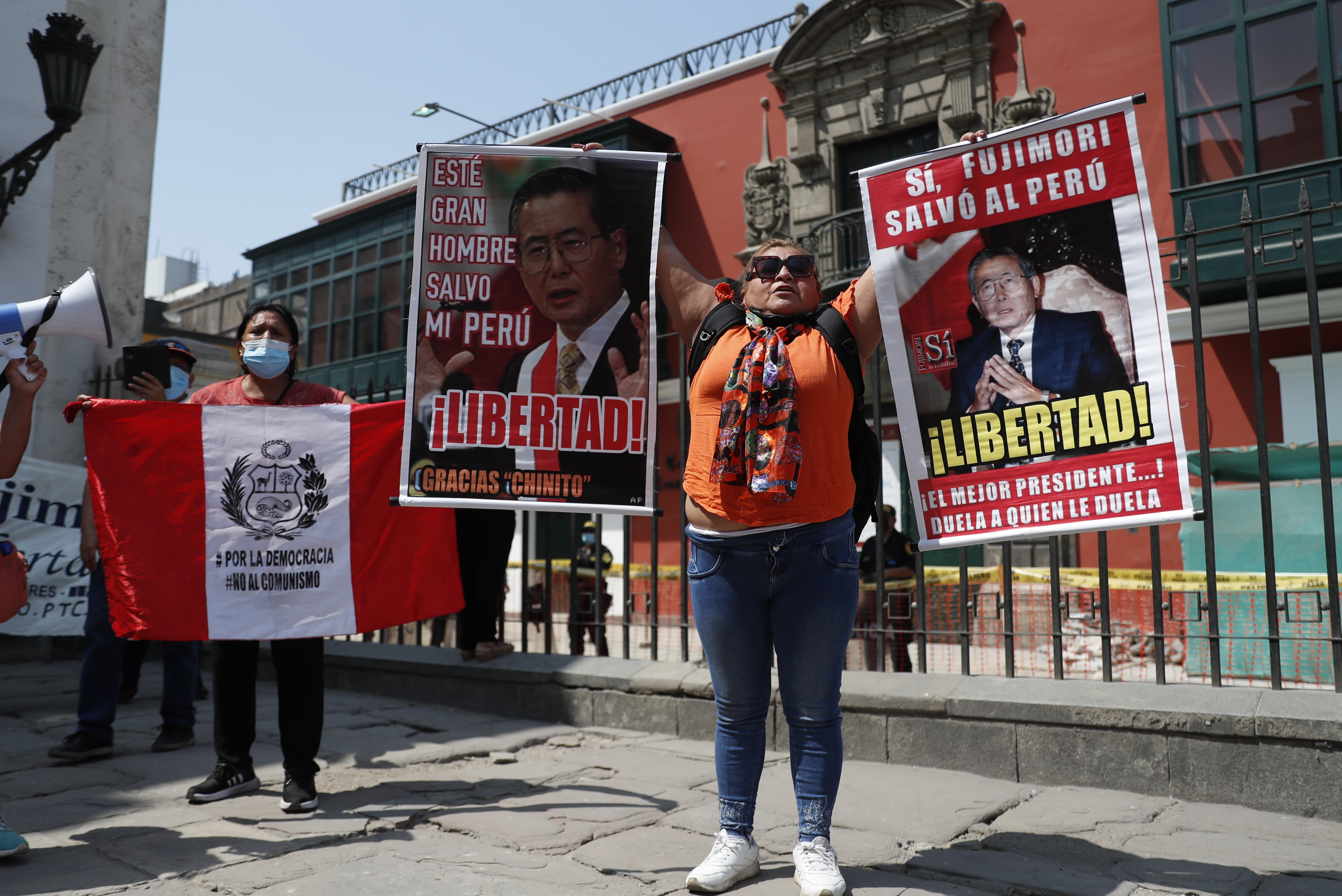 LIM01. LIMA (PERÚ), 17/03/2022.- Simpatizantes del expresidente Alberto Fujimori se manifiestan hoy frente al Tribunal Constitucional en Lima (Perú). El Tribunal estudia hoy un posible indulto al exmandatario, quien purga una condena de 25 años de prisión en el penal policial de Barbadillo por las matanzas de Barrios Altos y La Cantuta cometidas por el grupo paramilitar Colina donde murieron 25 personas, entre otros cargos. EFE/ Paolo Aguilar