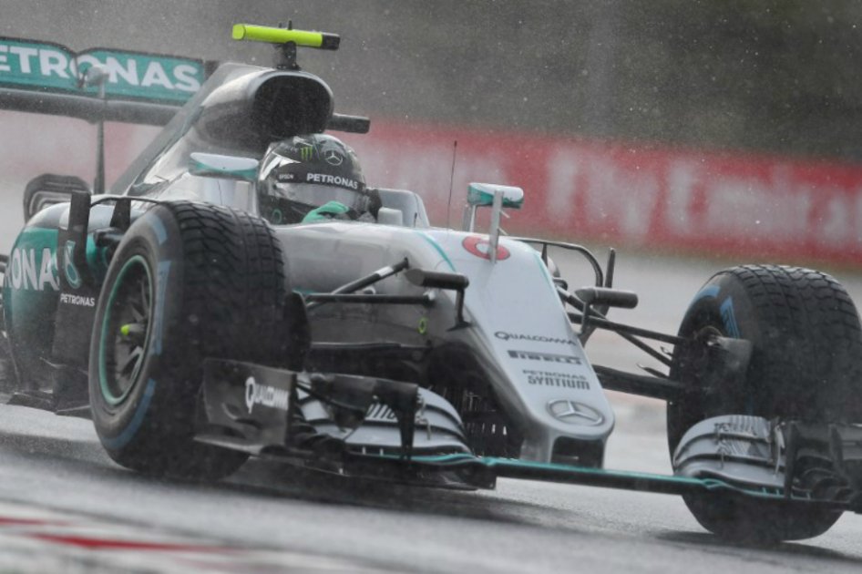 El piloto alemán Nico Rosberg conduce su vehículo durante la clasificación para el Gran Premio de Hungría. / AFP
