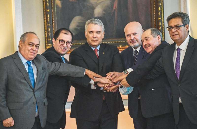 Vigoroso el soporte que termina por blindar a la JEP: en casos emblemáticos de crímenes de guerra que comprometen a cúpulas por emisión de órdenes o por cadena de mando, imputa cargos a uniformados de alto rango en el Ejército –generales comprendidos- por 6.402 falsos positivos; y al secretariado de las extintas Farc, por la comisión de 21.000 secuestros y 18.000 casos de reclutamiento de menores. Nunca antes había llegado tan lejos la justicia ni se viera sometida por ello al bombardeo de un expresidente que, por salvar el pellejo propio y el del turbio círculo que lo rodea, así feria hasta el honor.