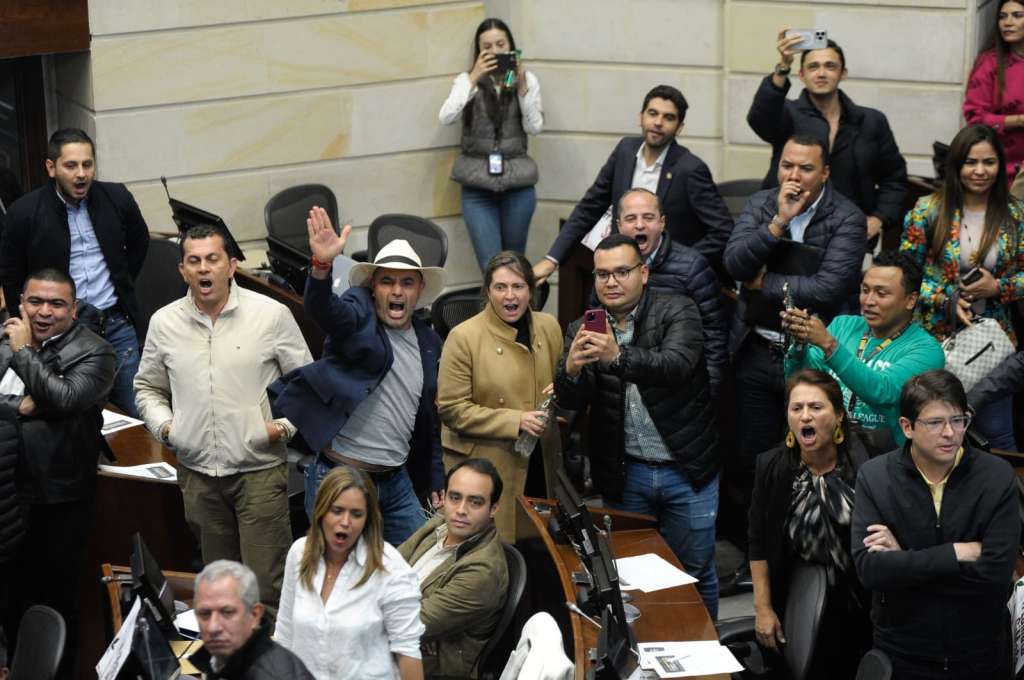 La oposición alegando que el Gobierno diluyó el quórum para que no se hundiera el texto.