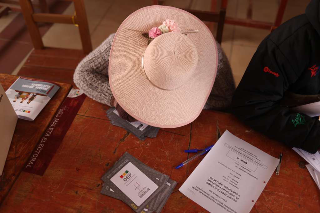 AME9602. LAJA (BOLIVIA), 19/10/2025.- Una mujer marca su voto este domingo, en la segunda vuelta electoral en la comunidad de Laja (Bolivia). La jornada electoral en Bolivia comenzó para elegir por primera vez en segunda vuelta al presidente y vicepresidente, entre los binomios liderados por el centrista Rodrigo Paz Pereira y el conservador Jorge Quiroga. EFE/ Luis Gandarillas
