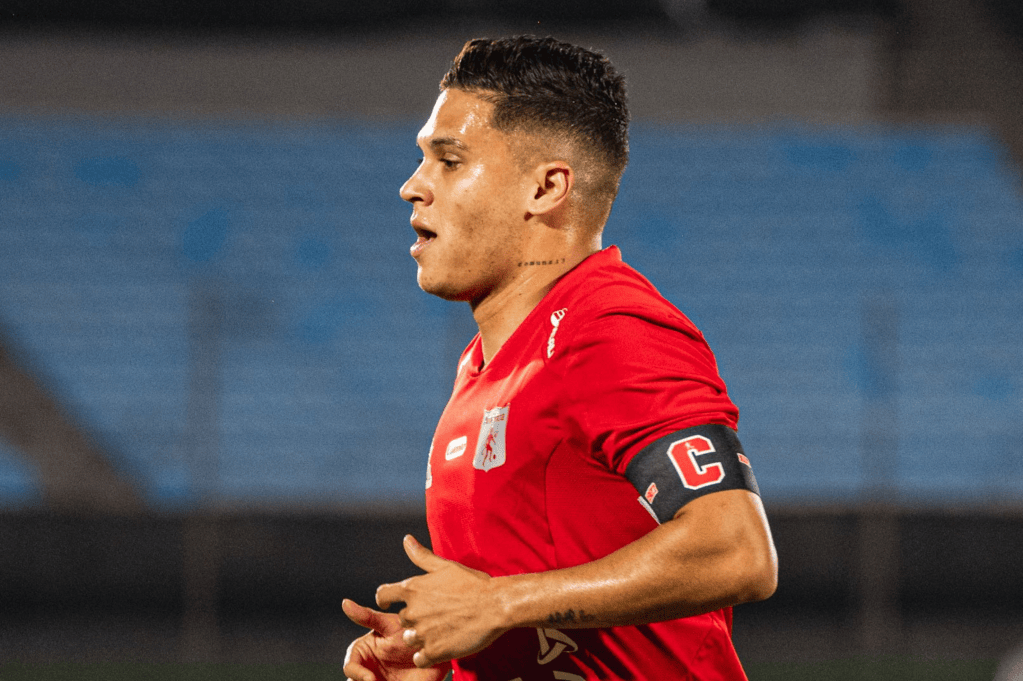 Juan Fernando Quintero, portando la cinta de capitán en Montevideo.