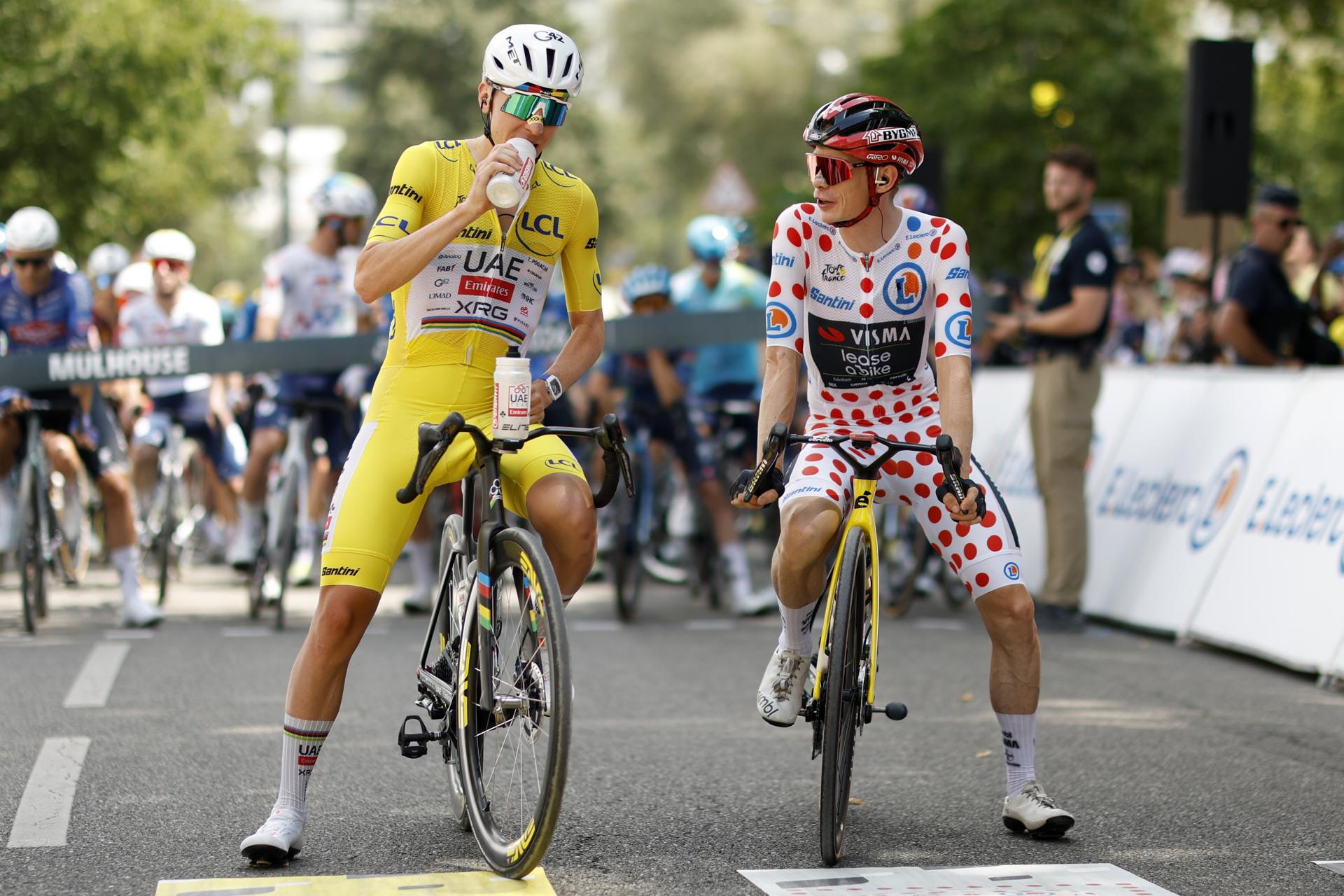 FOTODELDÍA - MULHOUSE (Francia), 18/07/2026.- El esloveno Tadej Pogacar (i), del UAE Team Emirates XRG, con el jersey amarillo de líder de la general, junto al danés Jonas Vingegaard (d), del Team Visma | Lease a Bike, con su jersey de puntos de líder de la Montaña, en la línea de salida de la etapa 14 del Tour de Francia, sobre 155.3 km desde Mulhouse a Le Markstein Fellering, Francia. EFE/YOAN VALAT