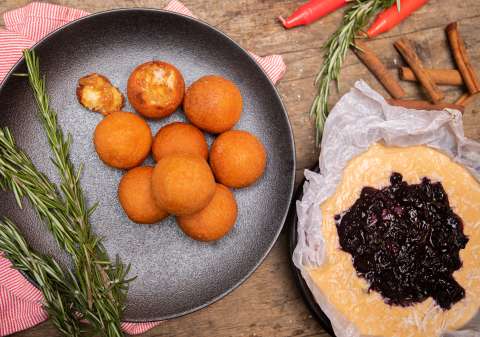 Así se preparan los buñuelos rellenos de arequipe y queso mozzarella