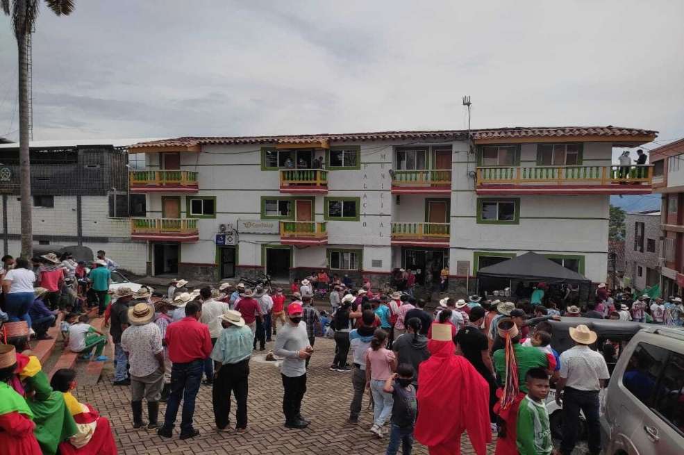 La crisis humanitaria ha estado marcada por la imposibilidad de entrar al municipio debido a los derrumbes por la temporada de lluvias.