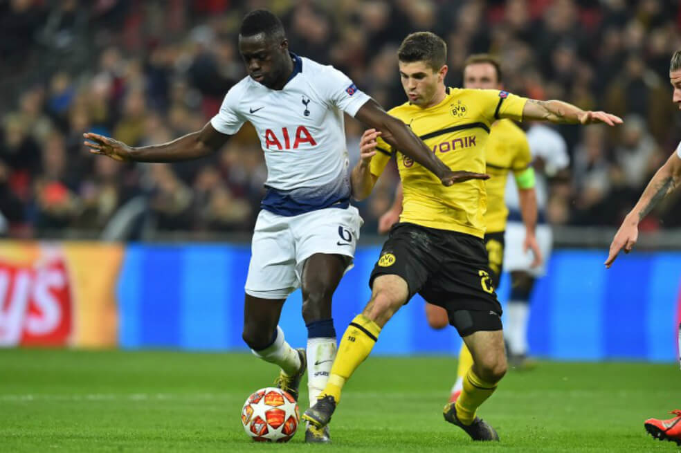 El colombiano Dávinson Sánchez (i), durante el partido de este miércoles entre Tottenham y Borussia Dortmund. / AFP