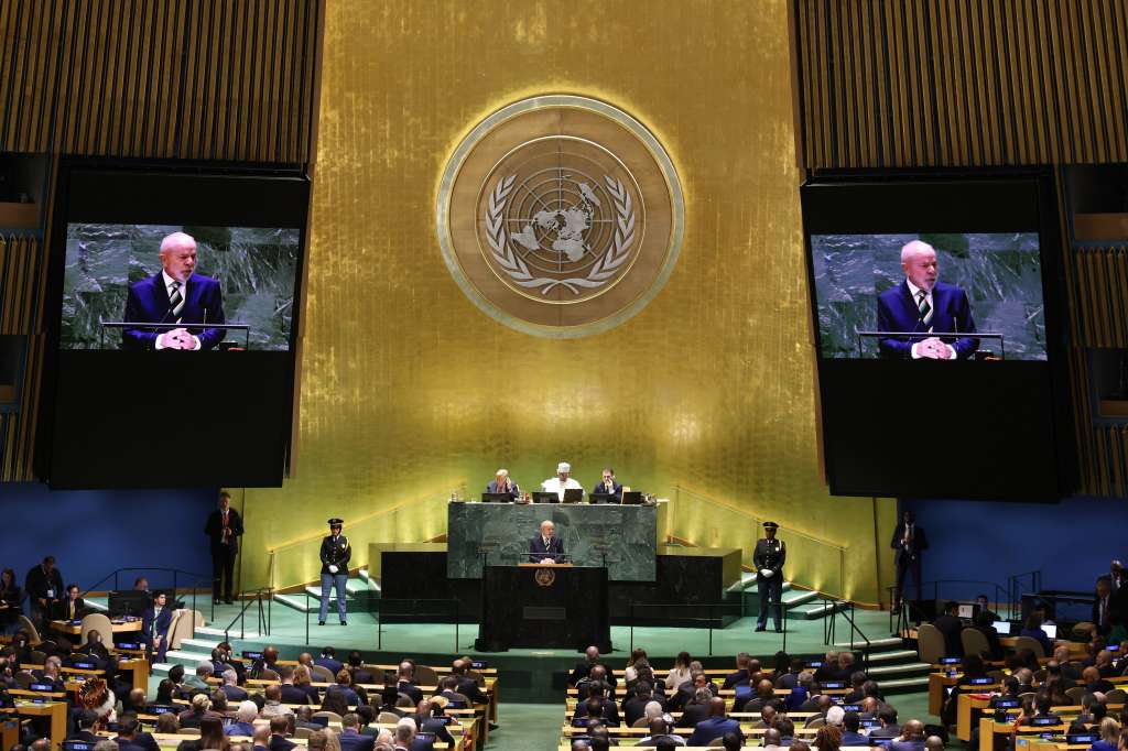 -FOTODELDÍA- EA2786. NUEVA YORK (ESTADOS UNIDOS), 24/09/2024.- El presidente de Brasil, Luiz Inácio Lula da Silva (c), habla durante el Debate General de la 79.ª sesión de la Asamblea General de las Naciones Unidas en la sede de las Naciones Unidas este martes, en Nueva York (EE. UU.). El Debate General anual de alto nivel reúne a los líderes mundiales del 24 al 28 y el 30 de septiembre bajo el lema «No dejar a nadie atrás: actuar juntos para impulsar la paz, el desarrollo sostenible y la dignidad humana para las generaciones presentes y futuras». EFE/EPA/JUSTIN LANE