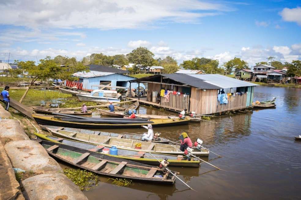 El comercio de productos en el Puerto de Leticia por parte de los indígenas.