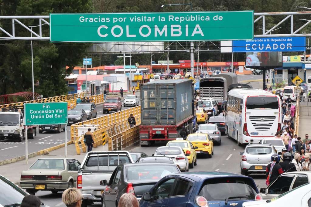 FOTODELDÍA AME083. RUMICHACA (ECUADOR), 31/01/2026.- Fotografía que muestra vehículos transitando por el Puente Internacional de Rumichaca, el principal paso fronterizo entre Colombia y Ecuador, este sábado, en Rumichaca (Ecuador). Los camiones que transportan carga entre Ecuador y Colombia se acumulaban en la frontera entre ambos países, en filas de hasta 600 metros, a menos de un día de que entren en vigor los aranceles de la guerra comercial en la que se han enzarzado por iniciativa del presidente ecuatoriano, Daniel Noboa. EFE/ Xavier Montalvo