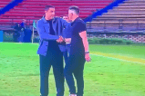 El duro apretón de manos Juárez-Peirano tras empate de Nacional vs. Santa Fe