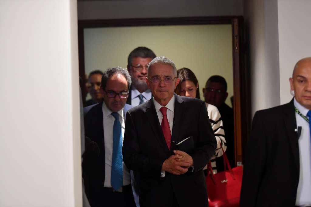 Expresidente y jefe del Centro Democrático se reunió en Bogotá con delegados de la Comisión Interamericana de Derechos Humanos (CIDH).