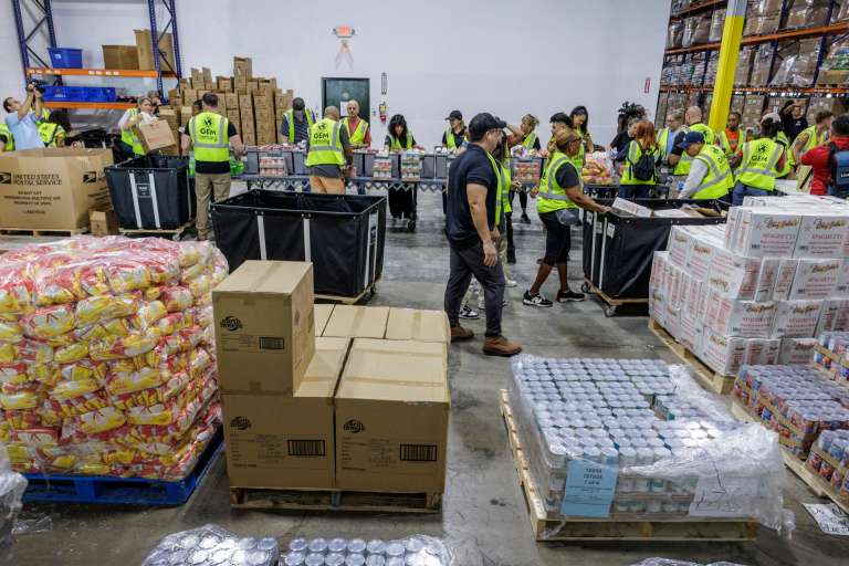 MIAMI (United States), 28/10/2025.- Volunteers fill up boxes with essential goods at the Global Empowerment Mission (GEM) headquarters in Doral, Miami, Florida, USA, 28 October 2025. The US-based nonprofit humanitarian organization, GEM, which specializes in providing rapid disaster relief and long-term recovery support to communities globally affected by natural disasters, conflicts, or crises, is mobilizing a major aid operation both ahead of and following the passage of Hurricane Melissa, a category 5 storm with maximum sustained winds up to 185 mph, that is expected to make landfall on Jamaica's coast on 28 October, according to the National Oceanic and Atmospheric Administration (NOAA). (tormenta) EFE/EPA/CRISTOBAL HERRERA-ULASHKEVICH