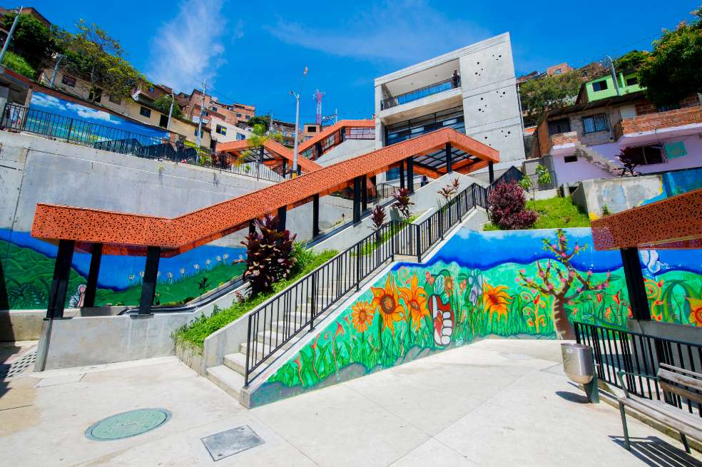 Las escaleras eléctricas de la Comuna 13 son un símbolo en la transformación de Medellín.