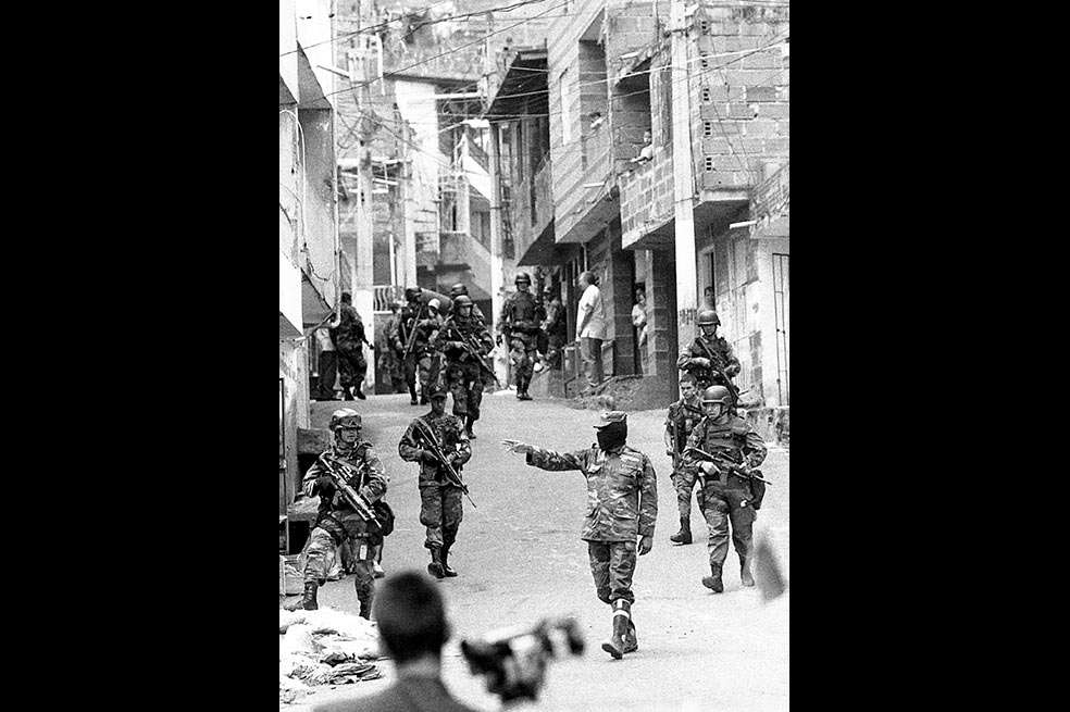 En la Operación Orión de 2002 habrían colaborado paramilitares con la Fuerza Pública y es uno de los casos que cursa en la JEP para esclarecer lo ocurrido.Jesús Abad Colorado.:Los hijos de la guerra: Las huellas de la violencia en la Comuna 13:.