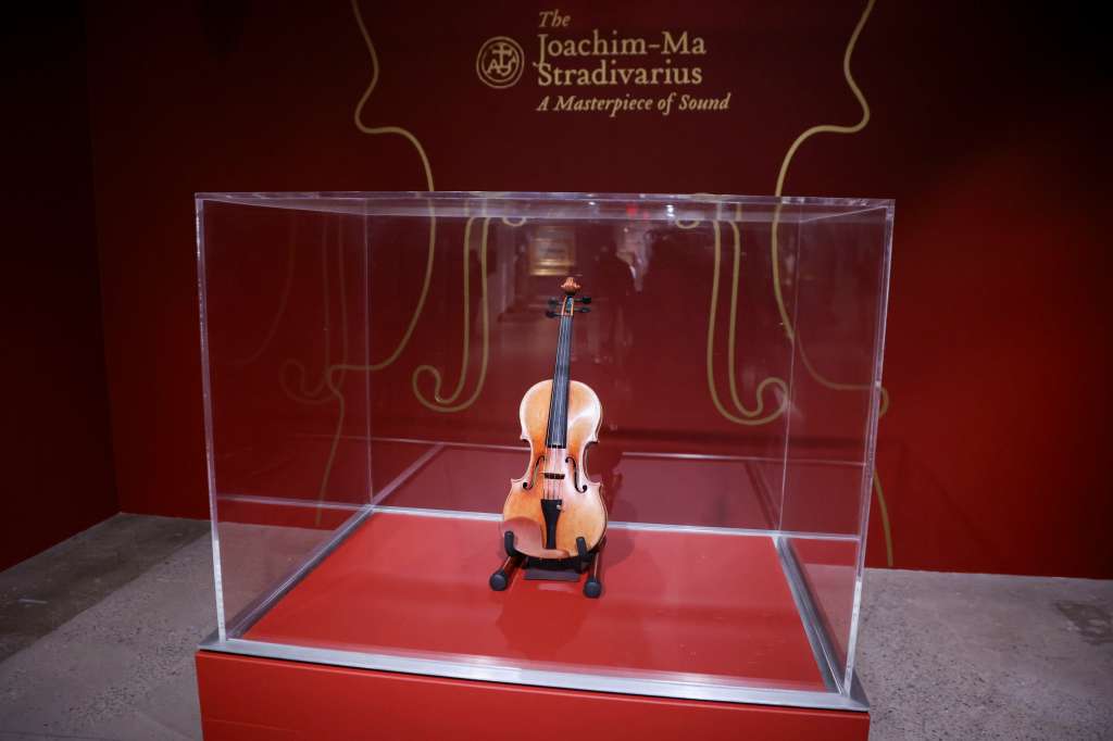 New York (United States), 04/02/2025.- The Joachim-Ma Stradivarius violin on display at Sotheby's auction house in New York, USA, 04 February 2025, before being auctioned live on 07 February, with an estimated value ranging from 12 to 18 million US dollars. (Nueva York) EFE/EPA/SARAH YENESEL