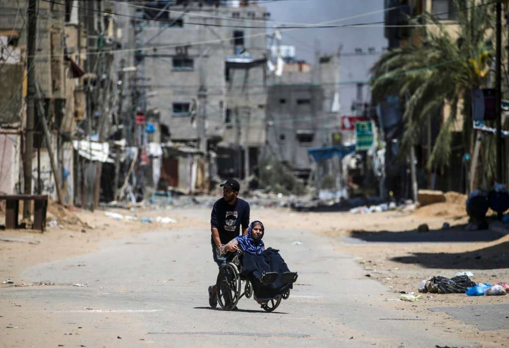Al Nuseirat Camp (-), 17/04/2024.- Two Palestinians, one of them on a wheelchair, flee the area during an Israeli military operation in Al Nuseirat refugee camp, central Gaza Strip, 17 April 2024. More than 33,800 Palestinians and over 1,450 Israelis have been killed, according to the Palestinian Health Ministry and the Israel Defense Forces (IDF), since Hamas militants launched an attack against Israel from the Gaza Strip on 07 October 2023, and the Israeli operations in Gaza and the West Bank which followed it. EFE/EPA/MOHAMMED SABER