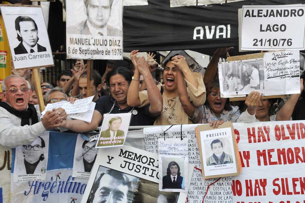 Familiares de personas desaparecidas durante la dictadura argentina (1976-1983) protestan en la provincia de Tucumán. /Reuters
