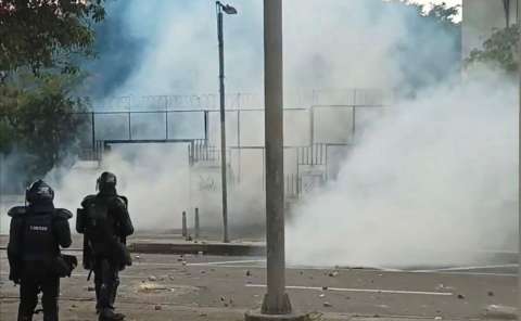 Disturbios y choques entre estudiantes y el Esmad, en la Universidad Pedagógica