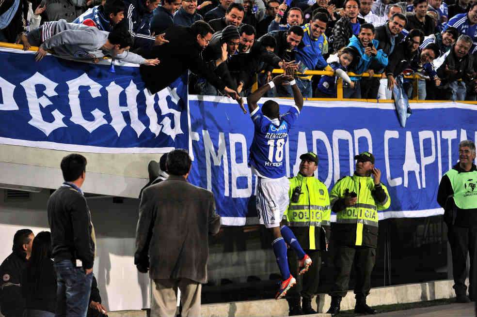 Los mismos hinchas que lo chiflaron durante el partido, celebraron el gol del triunfo con Wason Rentería. /Luis Ángel