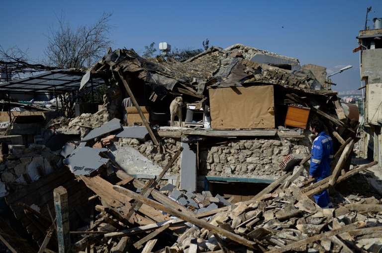 Desde que el sismo de magnitud 7,8 sacudió la región el pasado 6 de febrero, dejando más de 45.000 muertos en Turquía y Siria, cientos de gatos, perros, conejos y pájaros siguen atrapados bajo los escombros que dejó el devastador terremoto.