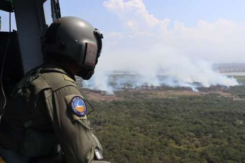Ejército intenta controlar la extinción de incendio en el Parque Isla Salamanca