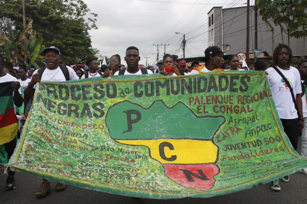 Después del anuncio de suspender el cese al fuego por el Gobierno con el Clan del Golfo, comunidades de Buenaventura se manifiestan pacíficamente cerrando la vía al puerto.