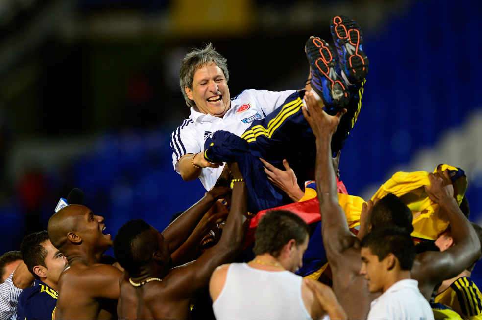 Los jugadores de la selección de Colombia celebran el título con el técnico ‘Piscis’ Restrepo. / AFP