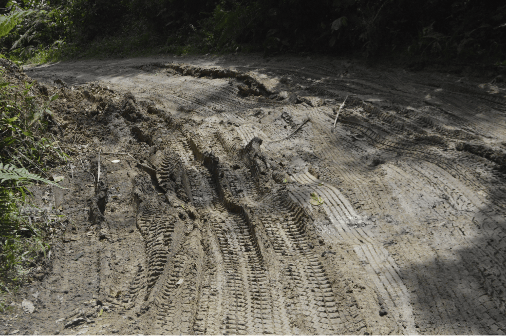 En medio del lodo, un rastro de la carretera en Tena8Cundinamarca)