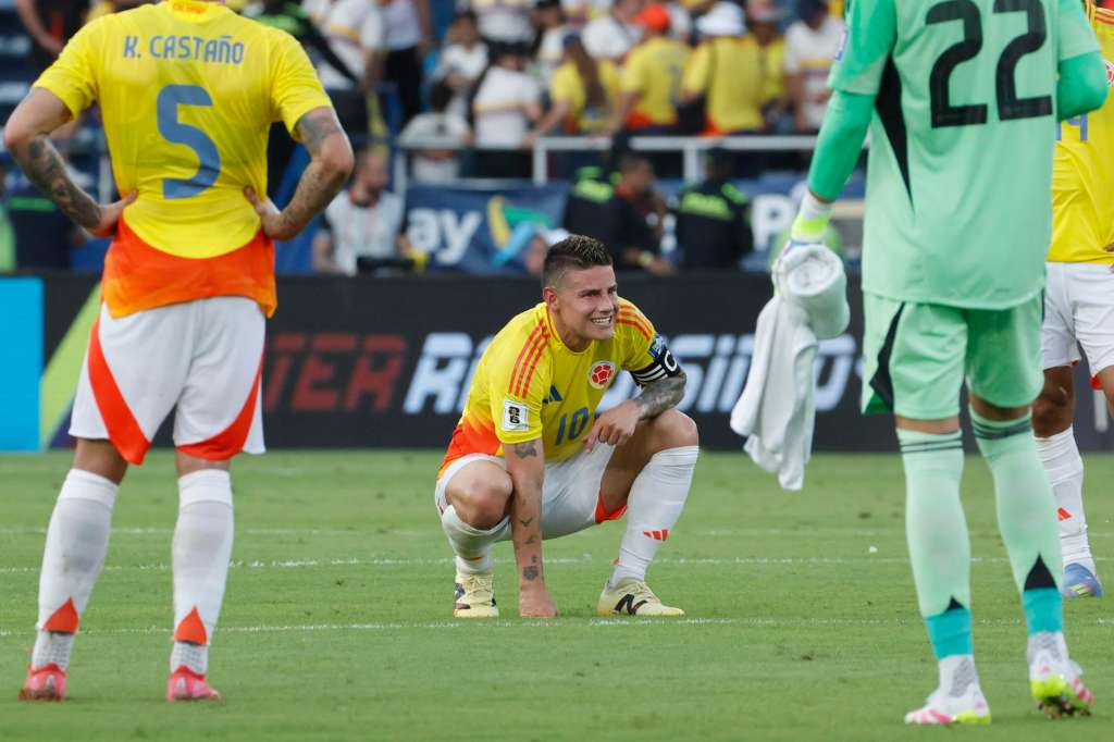 . BARRANQUILLA (COLOMBIA), 06/06/2025.- James Rodríguez (c) de Colombia reacciona este viernes, en un partido por las eliminatorias sudamericanas para el Mundial 2026 entre las selecciones de Colombia y Perú en el estadio Metropolitano en Barranquilla (Colombia). EFE/Mauricio Dueñas Castañeda