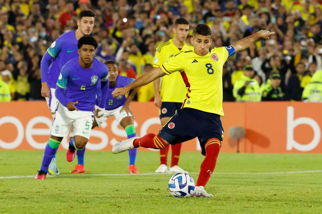 AMDEP1394. BOGOTÁ (COLOMBIA), 09/02/2023.- Gustavo Puerta de Colombia patea un penalti hoy, en un partido de la fase final del Campeonato Sudamericano Sub'20 entre las selecciones de Colombia y Brasil en el estadio El Campín en Bogotá (Colombia). EFE/ Mauricio Dueñas Castañeda