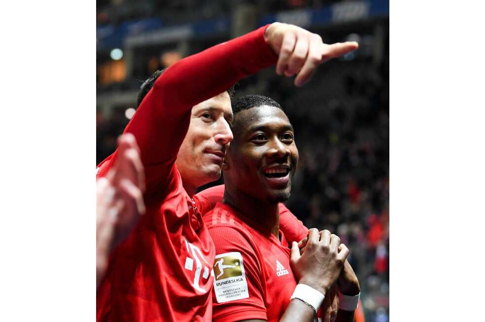 Robert Lewandowski (izquierda) y David Alaba (derecha) celebrando el triunfo del Bayern München sobre el Hertha Berlín. / EFE