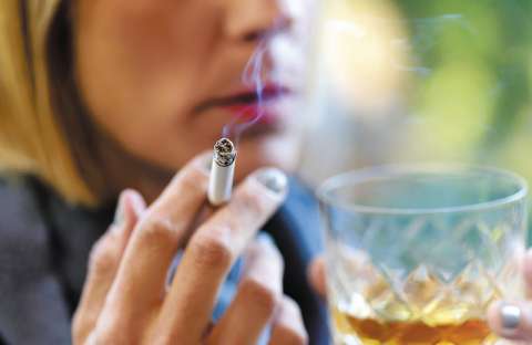 Identifican más de 3.500 vínculos genéticos con el tabaquismo y el alcoholismo