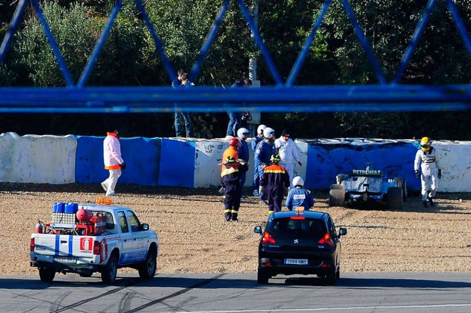 Lewis Hamilton sufrió un accidente y estrelló su Mercedes F1 W04.