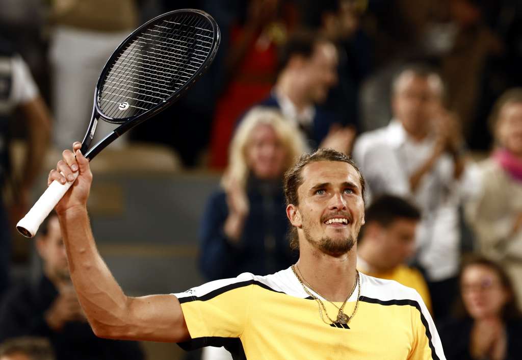 Paris (France), 07/06/2024.- Alexander Zverev of Germany celebrates winning his Men'Äôs Singles semi final match against Casper Ruud of Norway during the French Open Grand Slam tennis tournament at Roland Garros in Paris, France, 07 June 2024. (Tenis, Abierto, Francia, Alemania, Noruega) EFE/EPA/MOHAMMED BADRA