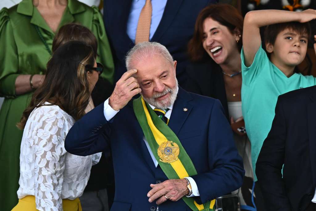 AME7074. BRASILIA (BRASIL), 07/09/2025.- El presidente de Brasil, Luiz Inácio Lula da Silva, reacciona durante el desfile del Día de la Independencia este domingo, en la Explanada de los Ministerios, en Brasilia (Brasil). Lula encabezó el desfile cívico-militar por el Día de la Independencia de Brasil, centrado este año en la defensa de la soberanía, en medio de la crisis con Estados Unidos por las sanciones impuestas al país sudamericano. EFE/ Andre Borges