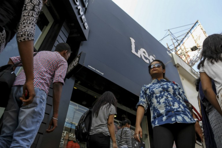 VF Corp de jeans Lee y Wrangler se divide para enfocarse en ropa deportiva