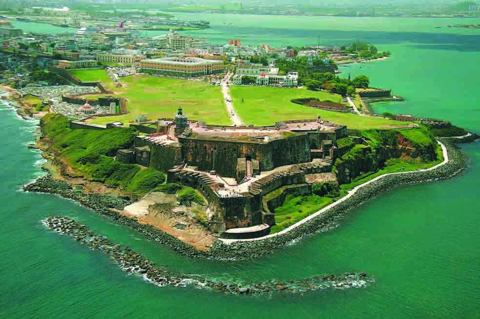 El Viejo San Juan desde el aire. De frente, el fuerte antiguo de San Cristóbal. / Oficina de Turismo de Puerto Rico