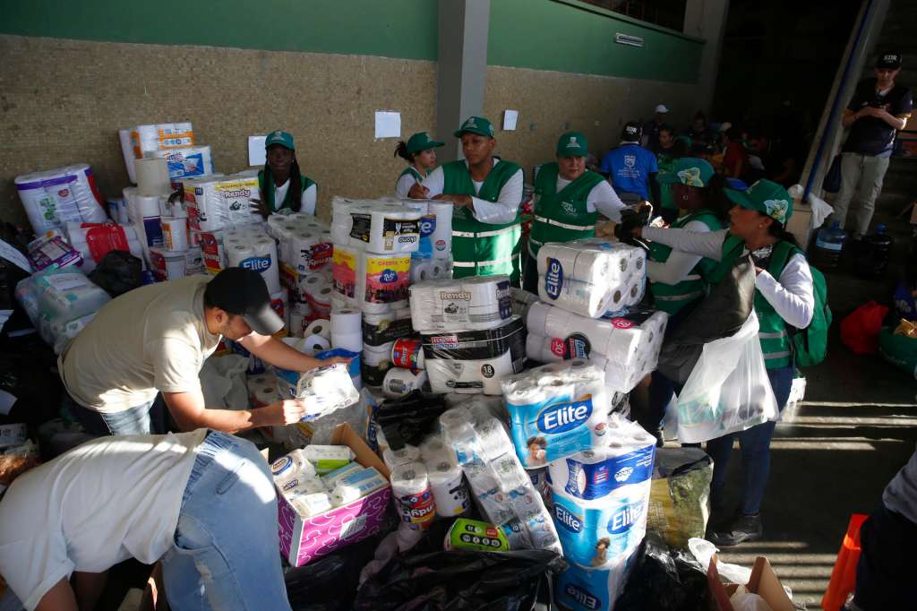 AME8180. CALI (COLOMBIA), 11/08/2026.- Personas organizan insumos en un centro de acopio este martes, en Cali (Colombia). Colombia concentró sus esfuerzos en la búsqueda de supervivientes, la atención a los damnificados y la evaluación de los daños tras el terremoto de magnitud 7,4 que sacudió el lunes varias regiones del país y que ha causado hasta el momento centenares de muertos y miles de viviendas afectadas. EFE/ Ernesto Guzmán Jr