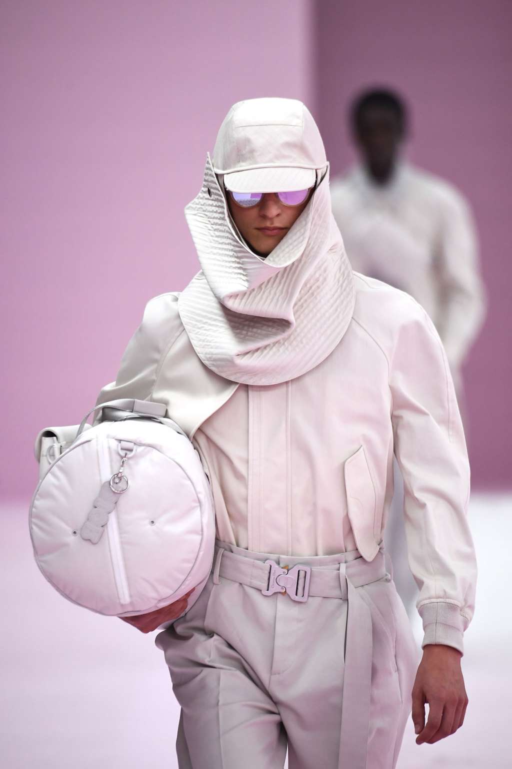 Kim Jones presentó para la próxima primavera-verano trajes de corte perfecto, con tonos pasteles y uniformes. Repitió las bandas que cuelgan de un lado de la solapa o se cruzan para cortar la monotonía del traje que ya presentó en su última colección de enero.