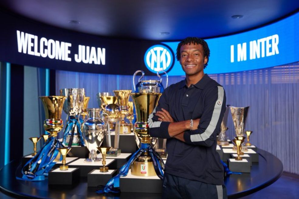 Juan Guillermo Cuadrado en su presentación con Inter de Milán.