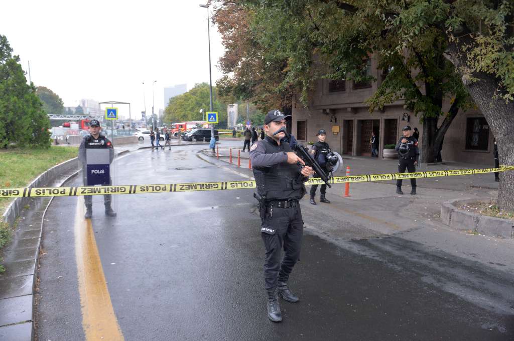 Ankara (Turkey), 01/10/2023.- Turkish police officers secure the site of an attack near the Interior Ministry in Ankara, Turkey, 01 October 2023. According to the Turkish Minister of Interior Ali Yerlikaya, two police officers were injured when two people carried a bomb attack outside the ministry's gate, adding that one of the attackers blew himself up and the other was 'neutralized' by security forces. The ministry is located close to the Turkish parliament which was due to reopen on 01 October with a speech by Turkey's President Recep Tayyip Erdogan. (Turquía) EFE/EPA/NECATI SAVAS
