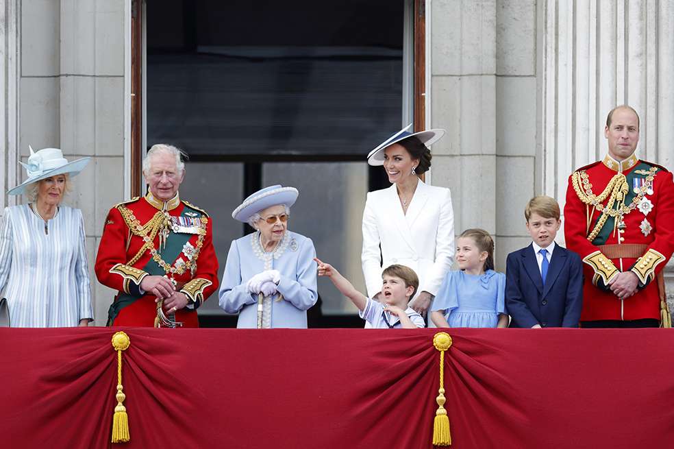 El rey Carlos III es hoy el protagonista del saludo desde el balcón. Durante 70 años acompañó a su madre, la reina Isabel II, en el icónico lugar. Aquí durante Trooping the Colour, en junio de 2022.