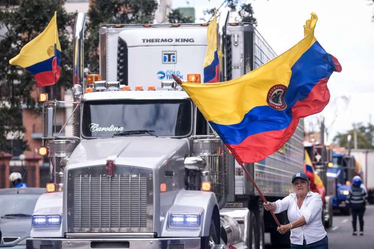 Con bloqueos intermitentes y de manera pacífica, avanzó la manifestación de transportadores por el incremento en el precio de los combustibles.