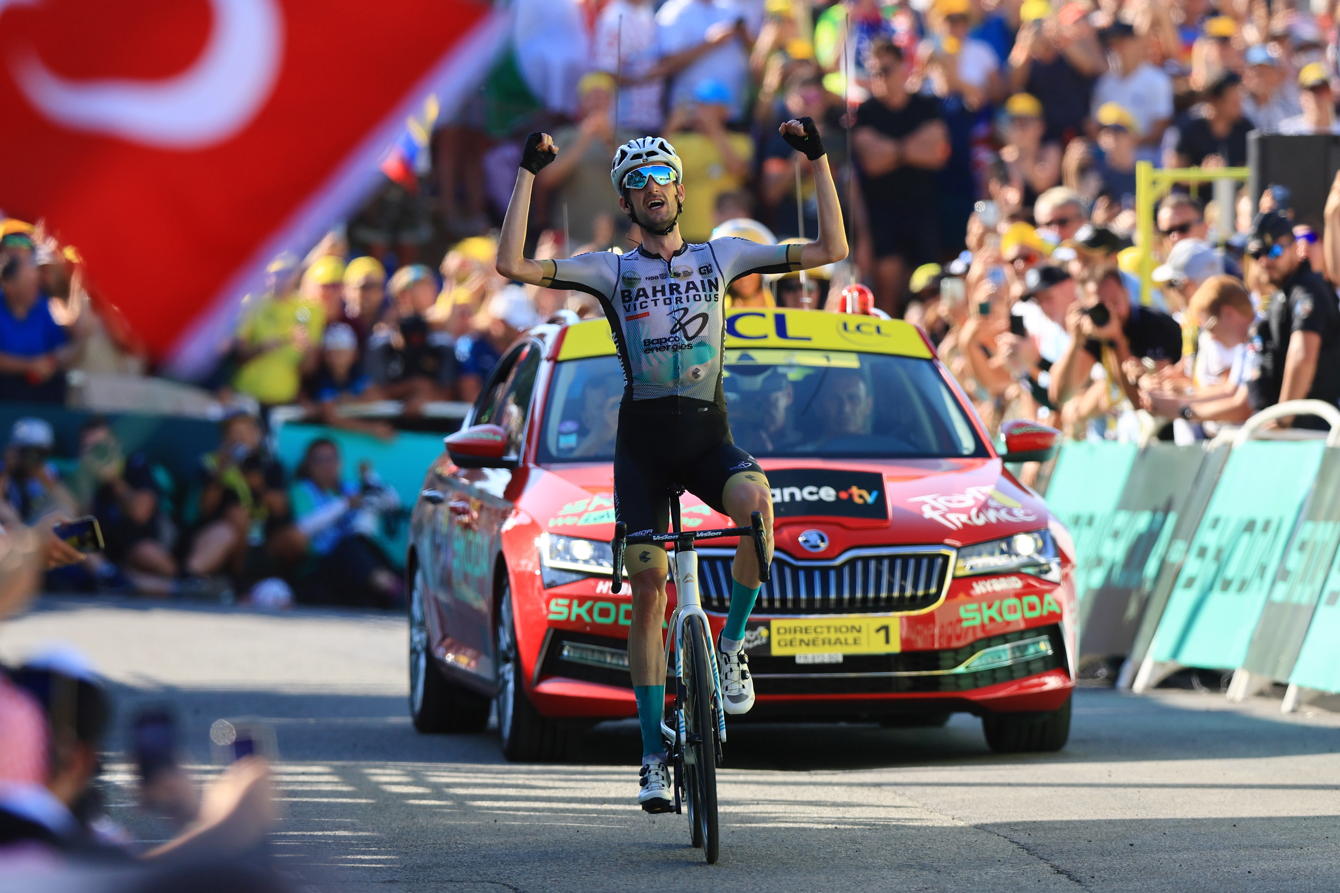 Saint-gervais Mont-blanc Le Bett (France), 16/07/2023.- Dutch rider Wout Poels of team Bahrain-Victorious wins the 15th stage of the Tour de France 2023, over 180kms from Les Gets les Portes du Soleil to Saint-Gervais Mont-Blanc le Bettex, France, 16 July 2023. (Ciclismo, Bahrein, Francia) EFE/EPA/MARTIN DIVISEK
